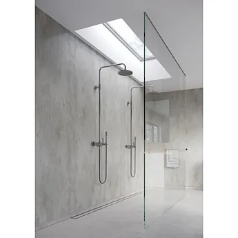 Moderne baderom med grå vegger