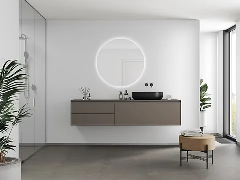 Lyst bad med brungrå panel og møbler