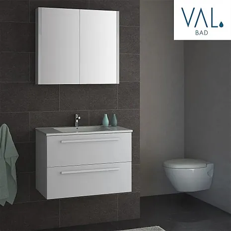 Grått bad med hvite baderomsmøbler