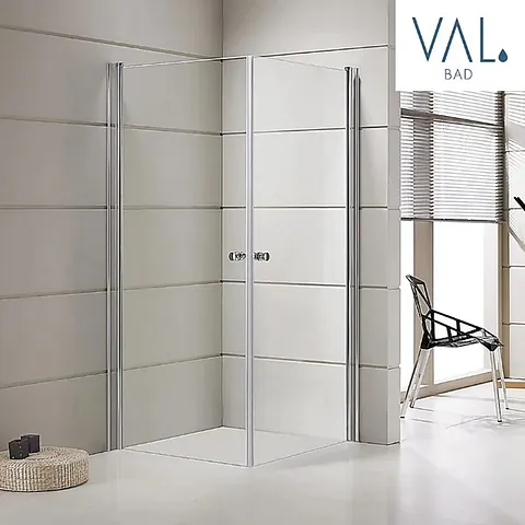 Dusjhjørne med hvite vegger og detaljer