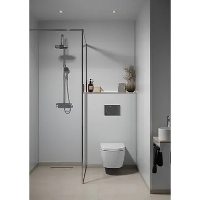 Lyst baderom med gråblå vegger